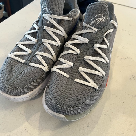 Nike LeBron basketball sneakers men’s size 13 - Picture 1 of 3